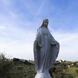Una statuina votiva domina la Lama stagliandosi all'improvviso lungo il sentiero che dall'alto circonda l'area verde 